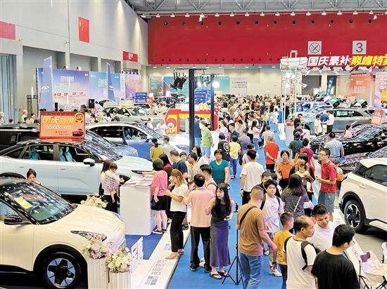 本報“十一”車展人氣旺。